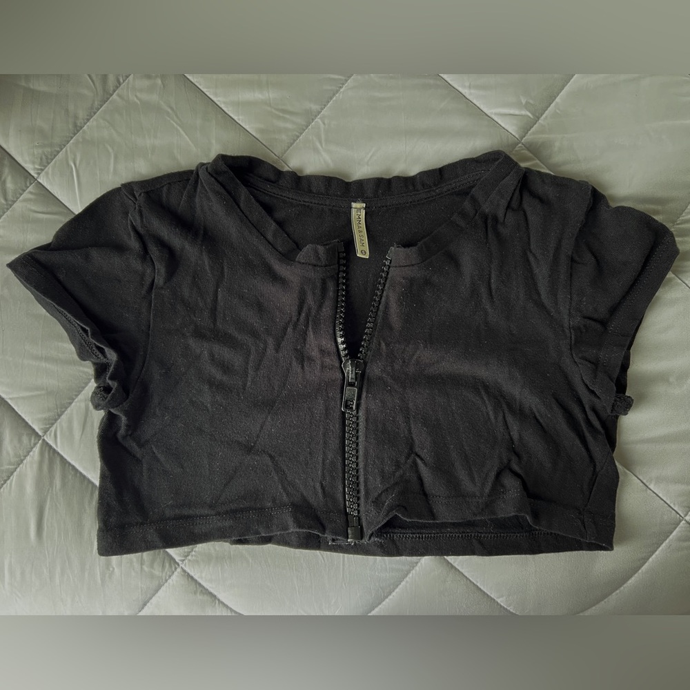 LF / Emma and Sam Black T Shirt Crop Top w Front Zipper